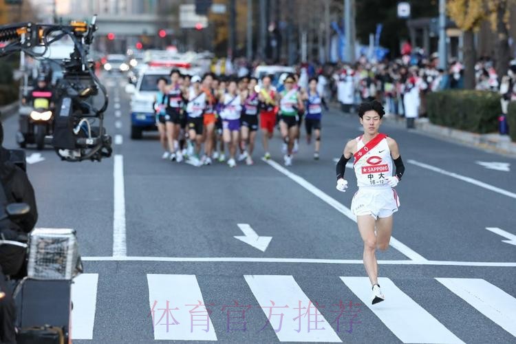 马拉松赛段“暗藏杀机” 中国车手逆境中顽强前行 马拉松赛段“暗藏杀机” 中国车手逆境中顽强前行